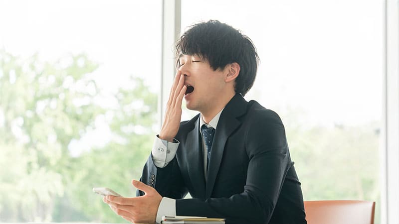 あくびをする社員