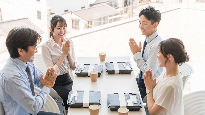 社食を食べる社員