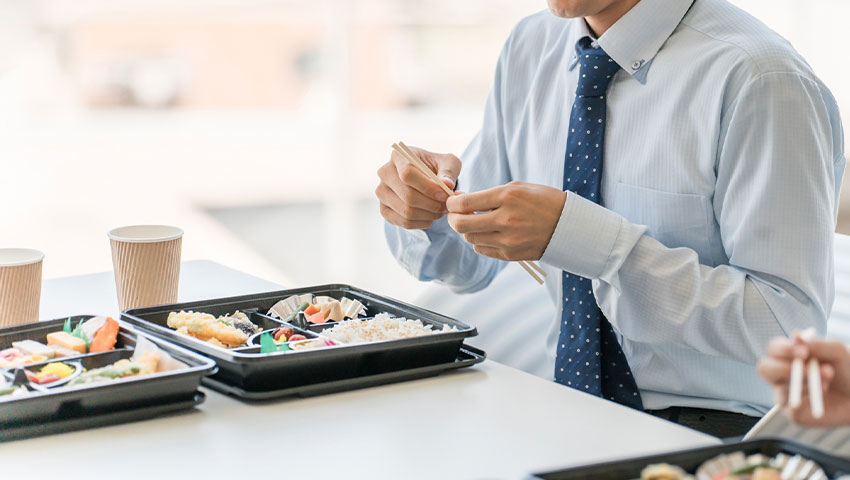 食事をするスタッフ