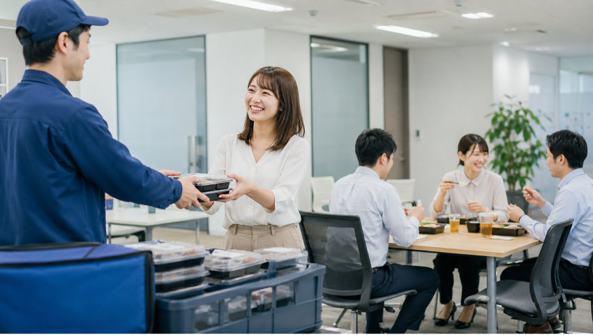 お弁当を受け取る社員