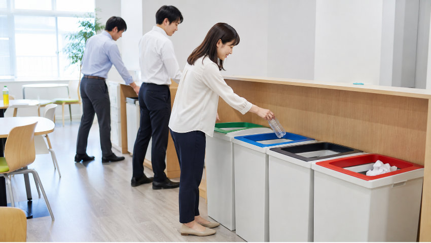 ゴミ箱にゴミを捨てる社員