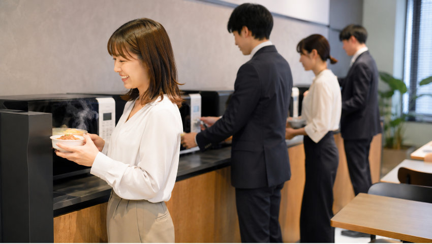 電子レンジを使う社員