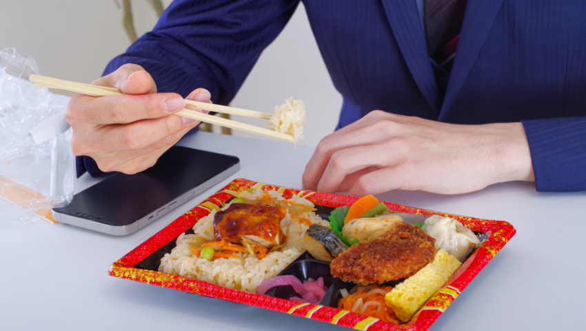 お弁当を食べる従業員