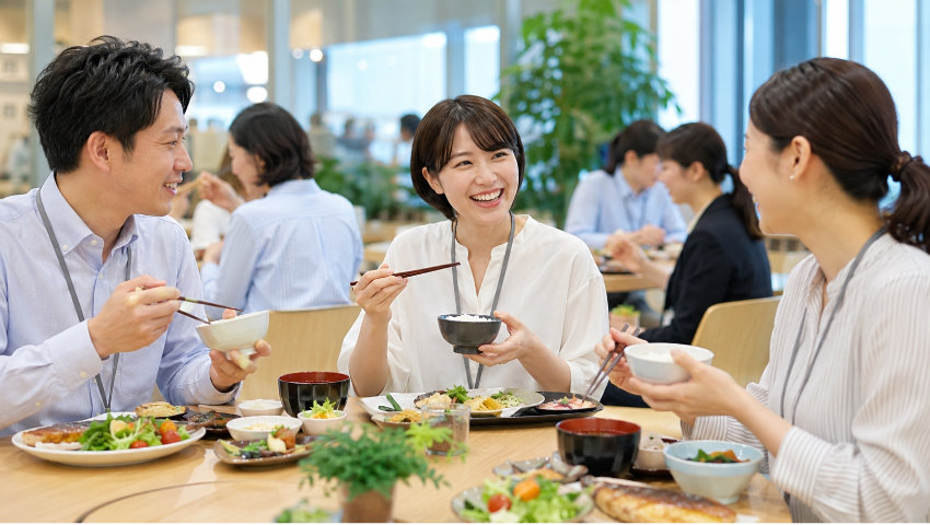 社食を楽しむ従業員