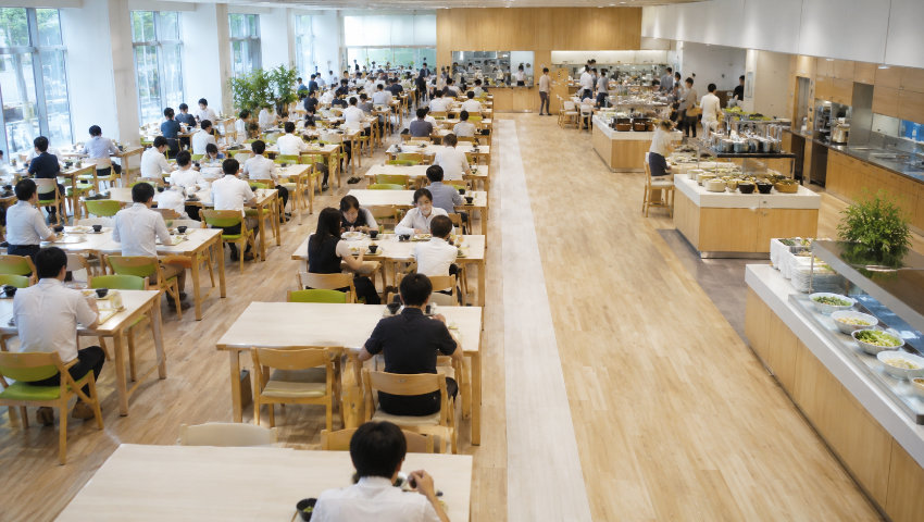 100席規模の食堂